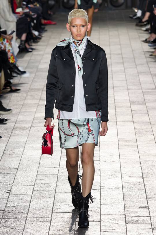 Runway-Bilder der Versus Versace SS18 Show in London