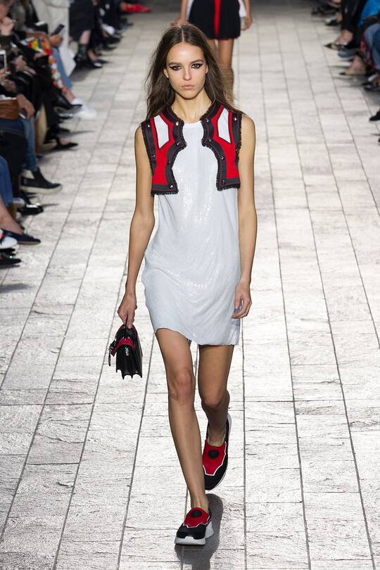 Runway-Bilder der Versus Versace SS18 Show in London