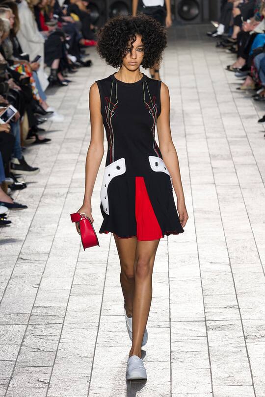 Runway-Bilder der Versus Versace SS18 Show in London