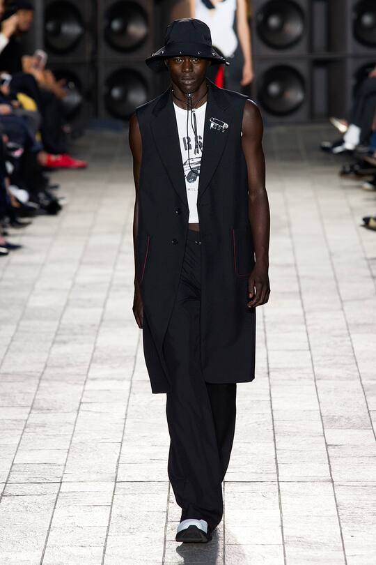 Runway-Bilder der Versus Versace SS18 Show in London