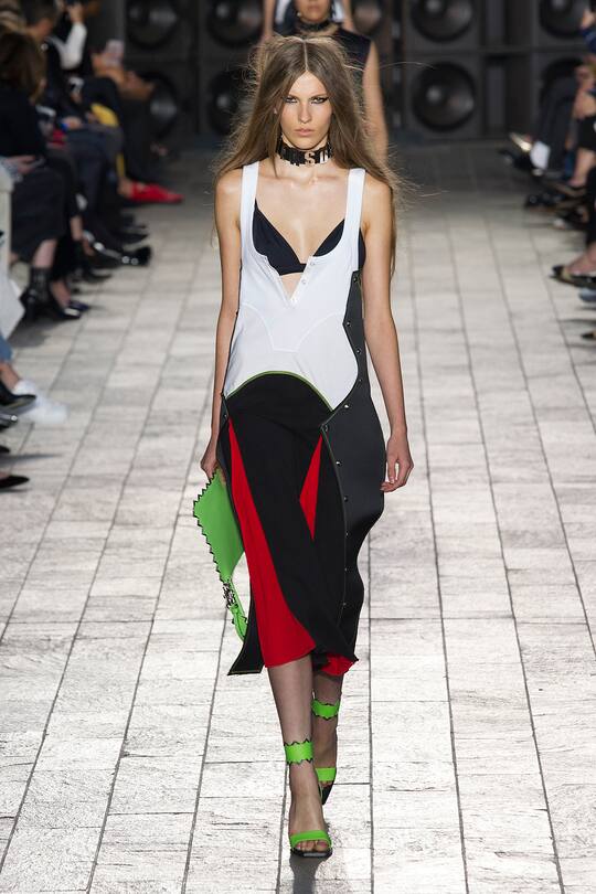 Runway-Bilder der Versus Versace SS18 Show in London