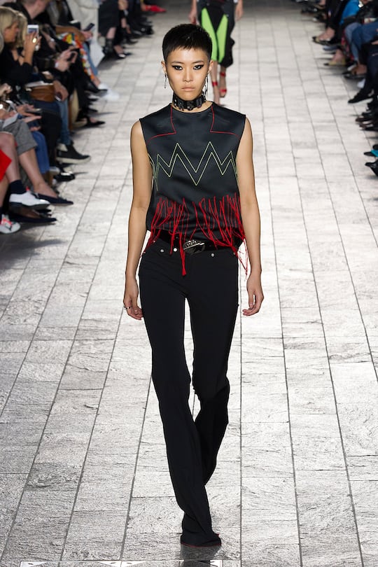 Runway-Bilder der Versus Versace SS18 Show in London