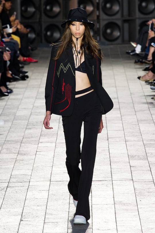 Runway-Bilder der Versus Versace SS18 Show in London