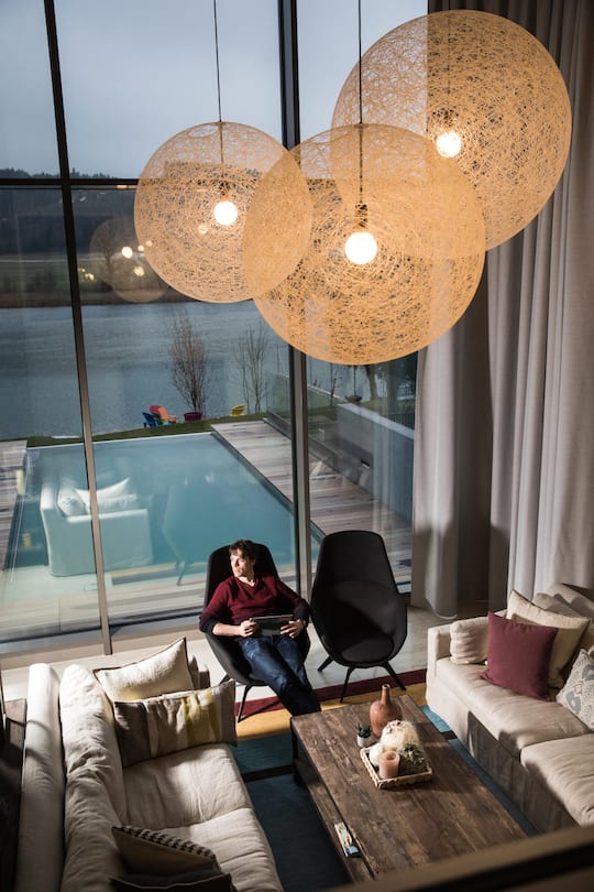 Jonas Hiller ist ein Schweizer Eishockeytorwart beim EHC Biel in der Schweizer National League A unter Vertrag steht. Er wohnt in einem Smarthouse in Hinterkappelen. IM WOHNZIMMER Licht, Fenster, Vorhänge und Kameras sind übers Tablett bedienbar 9.Februar 2017 Esther Michel www.esthermichel.com