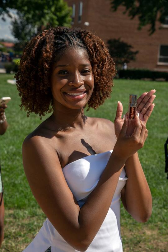 Studentin Hillary Bree, 18, (rechts) verkauft Lip Gloss aus eigener Herstellung an der Howard University am Wochenende. Washington_DC_Sept_2014 Thema Howard University Kamala Harris Fans Text Peter Hossli Photo © Stefan Falke Stefan Falke Photography New York City www.stefanfalke.com stefanfalke@mac.com