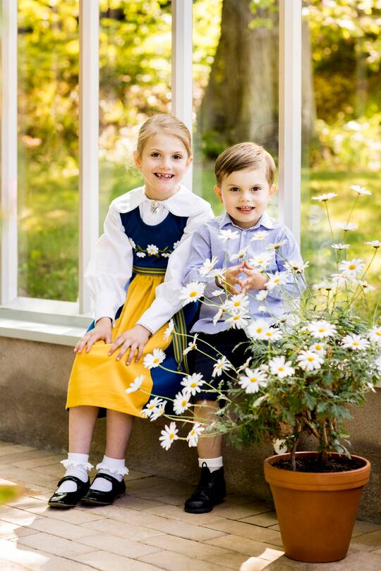 2019-06-06 Haga slott. Nationaldagshälsning från Kungafamiljen, genom Prinsessan Estelle och Prins Oscar.