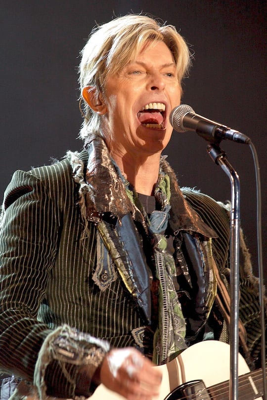 David Bowie während eines Konzertes