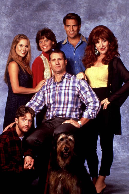 MARRIED...WITH CHILDREN, D. Faustino, C. Applegate, A. Bearse, E. O Neill, Buck, T. McGinley, K. Sagal, 1987-1997. c Columbia Pictures Television/ Courtesy: Everett Collection. Columbia Pictures/Courtesy Everett Collection ACHTUNG AUFNAHMEDATUM GESCHÄTZT PUBLICATIONxINxGERxSUIxAUTxONLY Copyright: xColumbiaxPictures/CourtesyxEverettxCollectionx TSDMAWI EC004