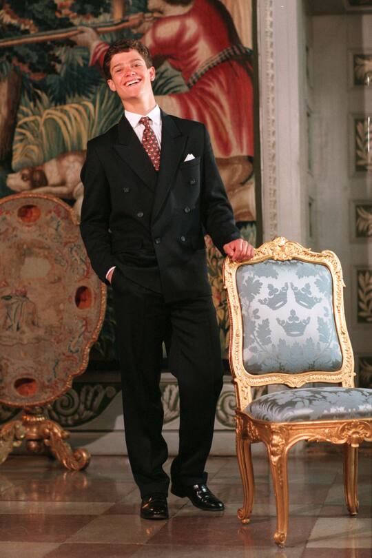 Prinz Carl Philip, Tag vor dem 18. Geburtstag, Ganzfigur Titel, allein, lachenStockholm, Schweden, 19970512, 12. Mai 1997 (MAY 13,1997).COPYRIGHT SCANPIX SWEDEN AB FOTO TOBIAS ROSTLUND CODE 1014 (POOL)