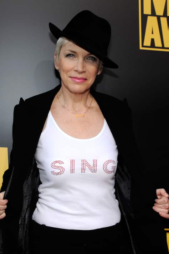 Annie Lennox mit Botschaft auf Shirt