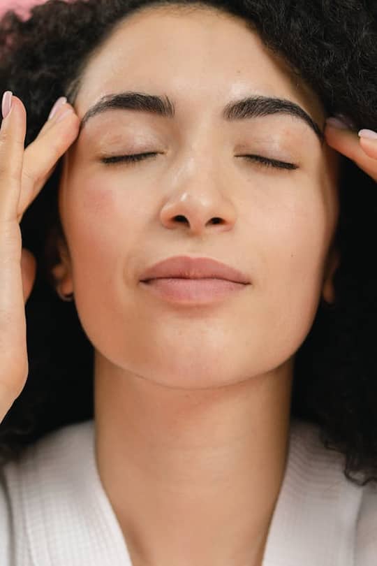 Gesichtsmassage an den Schläfen