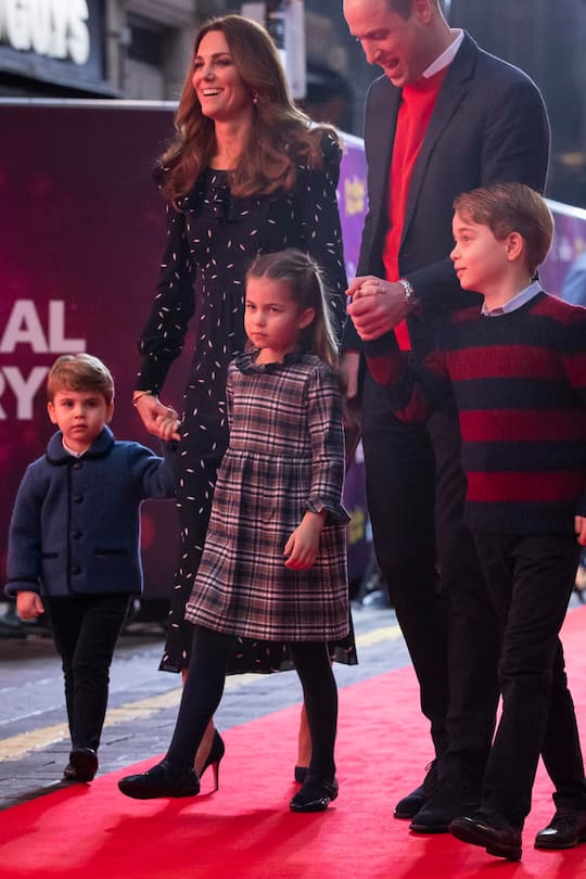 Image Licensed to i-Images / Polaris) Picture Agency. 11/12/2020. London, United Kingdom: Prince William and Kate Middleton, The Duke and Duchess of Cambridge, with their children, Prince Louis, Princess Charlotte and Prince George at a special pantomime performance at the London Palladium,hosted by The National Lottery, to thank key workers and their families for their efforts throughout the pandemic. ( i-Images / Polaris) (FOTO:DUKAS/POLARIS)