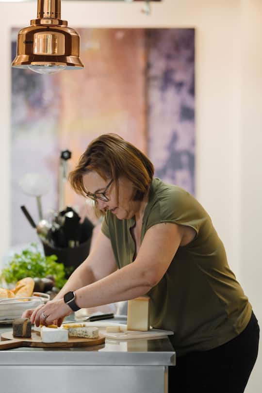 Kombinieren, sortieren, drapieren: Nicole Pfammatter bereitet in der Hotelküche das Frühstück für die Gäste vor.