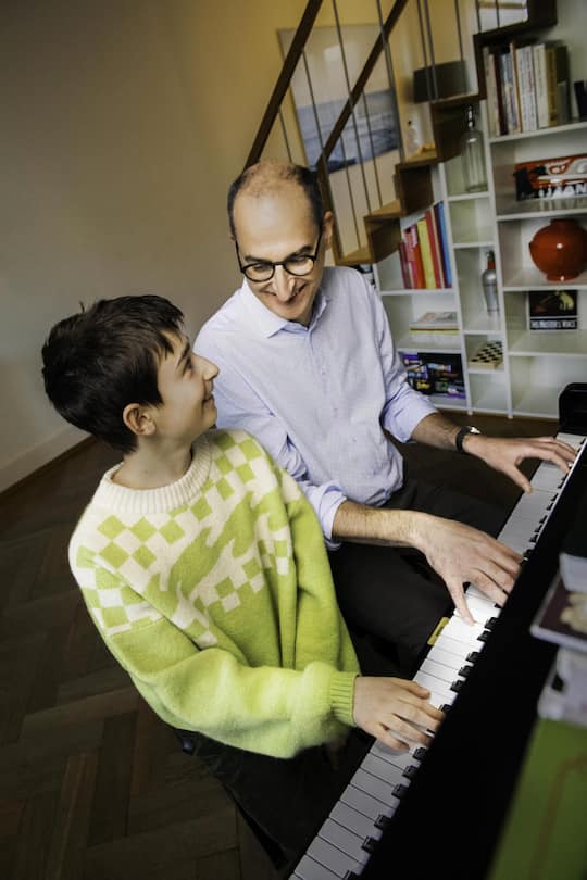 Ein weiteres Hobby von Moritz ist das Klavierspielen – eine Leidenschaft, die er regelmässig mit Papi Stefan auslebt.
