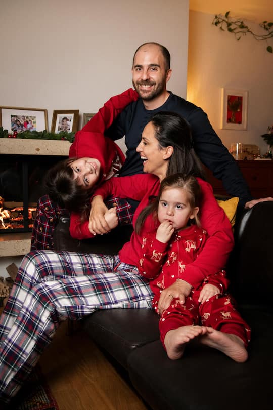 Familie Aydin lebt seit zehn Jahren in ihrer Wohnung in Zürich Wollishofen. Die Weihnachts-Pyjamas gehören seit diesem Jahr dazu.