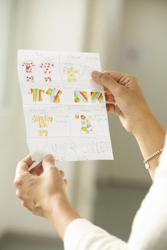 Die Modeskizzen ihrer Tochter Leyla hat Irem Aydin mit ins Büro nach Sursee genommen. «Als kleine Inspiration.»