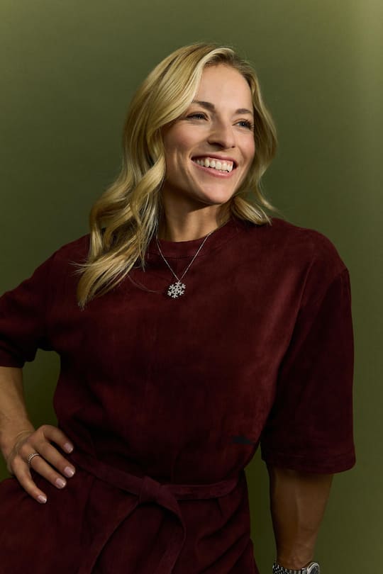 Sie redet nicht oft über ihn, aber die silberne Halskette ist ein Geschenk ihres Mannes Valon