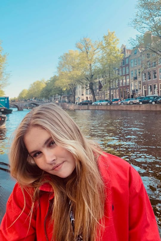 Lange konnte Amalia ihr Studium leider nicht geniessen, da sie von der Mafia bedroht wurde und wieder im elterlichen Palast einziehen musste.