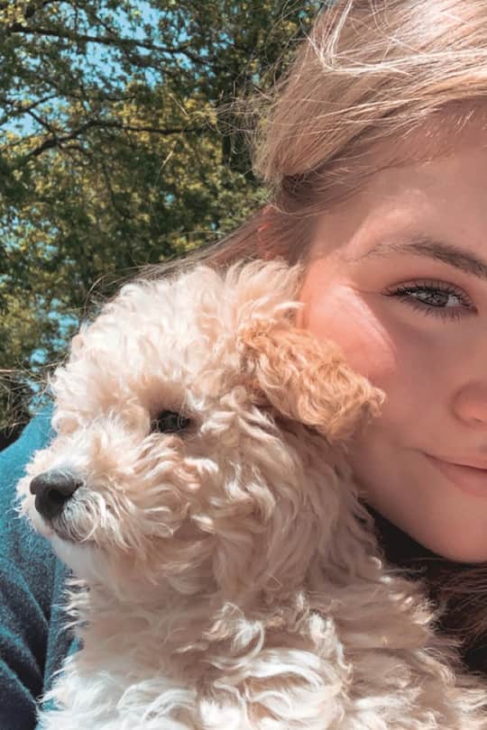 Amalia liebt Tiere. Da darf der Familienhund auch gerne royale Kuscheleinheiten geniessen.