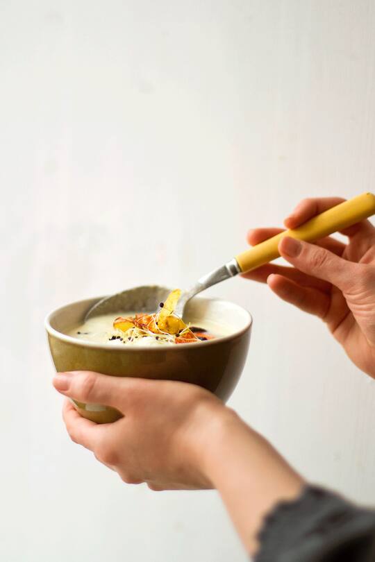 Pastinakensuppe mit Rüeblichips