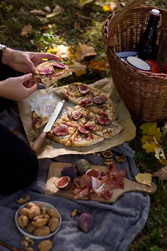 Flammkuchen mit karamellisierten Zwiebeln, Ziegenkäse und Feigen