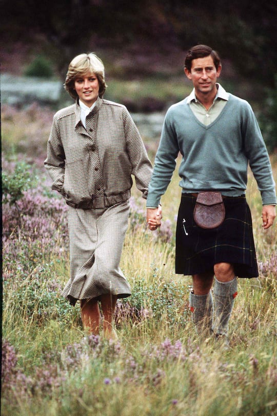Prince Charles, Prince of Wales and Diana, Princess of Wales pose of the press on their honeymoon at Balmoral in Scotland in August 1981. (FOTO: DUKAS/PA PHOTOS)