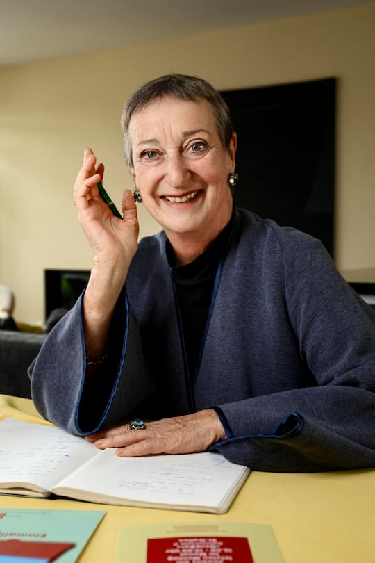 Annina Hess Psychologin, Brida von Castelberg Gynaekologin., Manifest fuer das Gesundheitswesen. zu Hause bei Annina Hess, Zuerich, 2024, Fotos: Geri Born