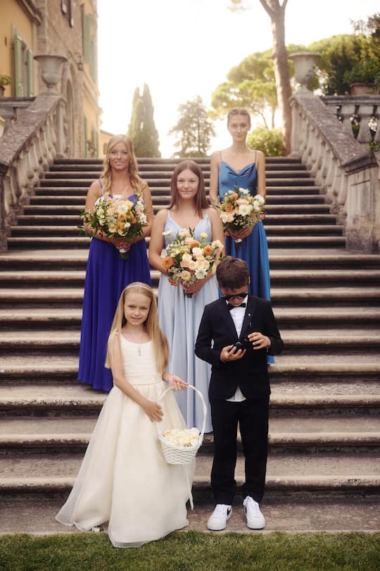 SI-Online / Einmalige Verwendung / Keine Weitergabe Fotos: Hans Neumann, Alex Waltl und Austin Augie Event Design und Planung: Eggert+Friends LLC Hochzeitsrednerin: Idil Tabanca Brautjungfern: Fiona Furrer, Cindy Furrer, Emilia Furrer Blumenmädchen: Lucie Furrer Ringträger: August Becht Trauzeuge: Adam Becht Brautkleid: Olivier Theyskens Styling: Melissa Levy