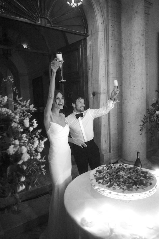 SI-Online / Einmalige Verwendung / Keine Weitergabe Fotos: Hans Neumann, Alex Waltl und Austin Augie Event Design und Planung: Eggert+Friends LLC Hochzeitsrednerin: Idil Tabanca Brautjungfern: Fiona Furrer, Cindy Furrer, Emilia Furrer Blumenmädchen: Lucie Furrer Ringträger: August Becht Trauzeuge: Adam Becht Brautkleid: Olivier Theyskens Styling: Melissa Levy