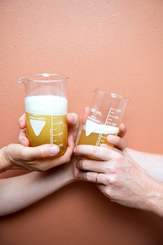 Hanna und Johan Akerström, Gründerfamilie SOEDER, mit ihren Kindern Danny in der Seifenproduktion in Zürich, 21. August 2024