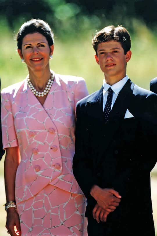 Vadstena, Schweden, 19940709, 9. Juli 1994 Königin Silvia, Prinz Carl Philip, Konfirmation, stehen, Perlen, lächeln, Vadstena, Halskette, Schmuck, Kostüm rosa >> Bildnr.: 00002250Jugend --------------------------------------?-----