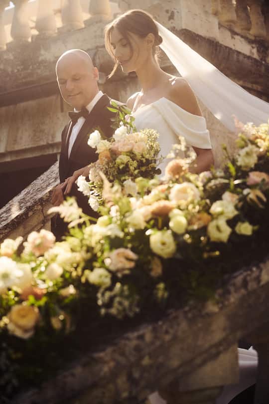 SI-Online / Einmalige Verwendung / Keine Weitergabe Fotos: Hans Neumann, Alex Waltl und Austin Augie Event Design und Planung: Eggert+Friends LLC Hochzeitsrednerin: Idil Tabanca Brautjungfern: Fiona Furrer, Cindy Furrer, Emilia Furrer Blumenmädchen: Lucie Furrer Ringträger: August Becht Trauzeuge: Adam Becht Brautkleid: Olivier Theyskens Styling: Melissa Levy