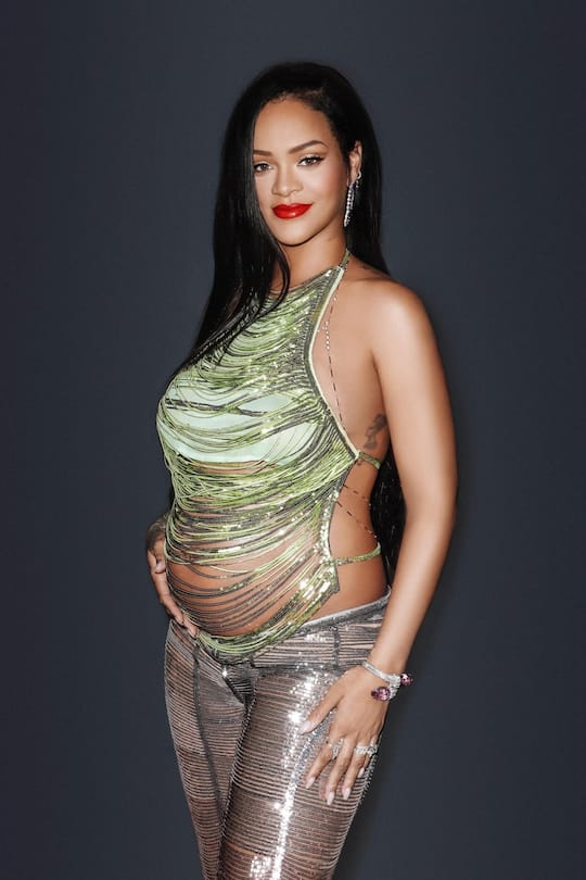 BGUK_2315159 - Los Angeles, - *EXCLUSIVE* - Pregnant singer Rihanna looks glowing as she shows off her growing baby bump after the Fenty Beauty and Fenty Skin appearance in Los Angeles. Pictured: Rihanna BACKGRID UK 12 FEBRUARY 2022 UK: +44 208 344 2007 / uksales@backgrid.com USA: +1 310 798 9111 / usasales@backgrid.com *UK Clients - Pictures Containing Children Please Pixelate Face Prior To Publication*