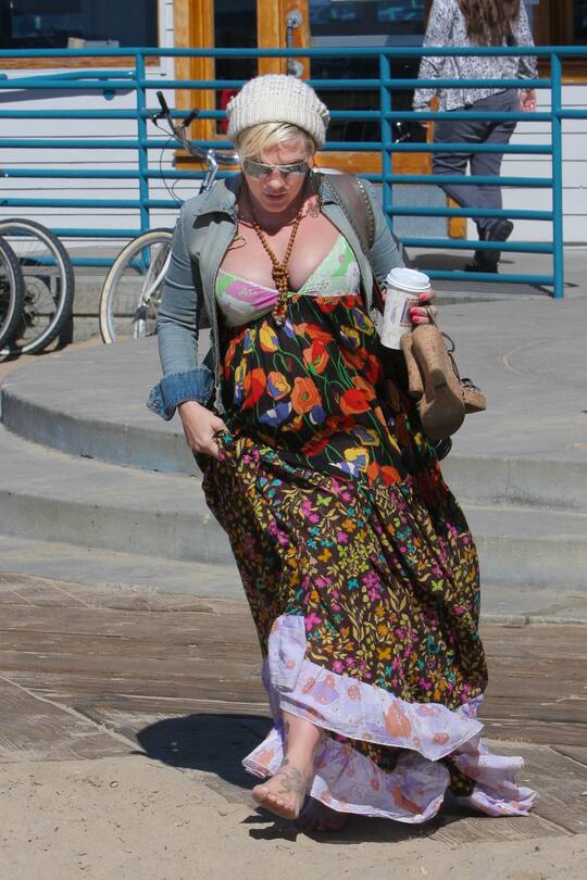 18. Februar 2011 Schwangere Pink am Strand