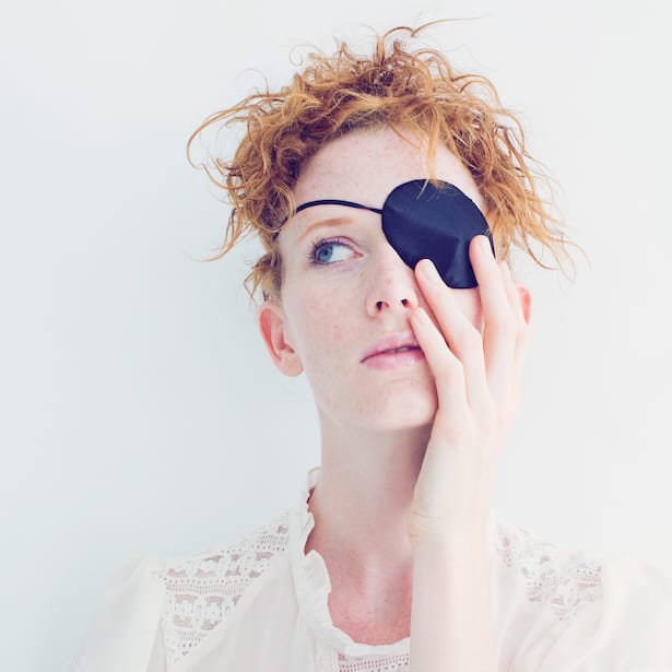 Frau mit Augenklappe