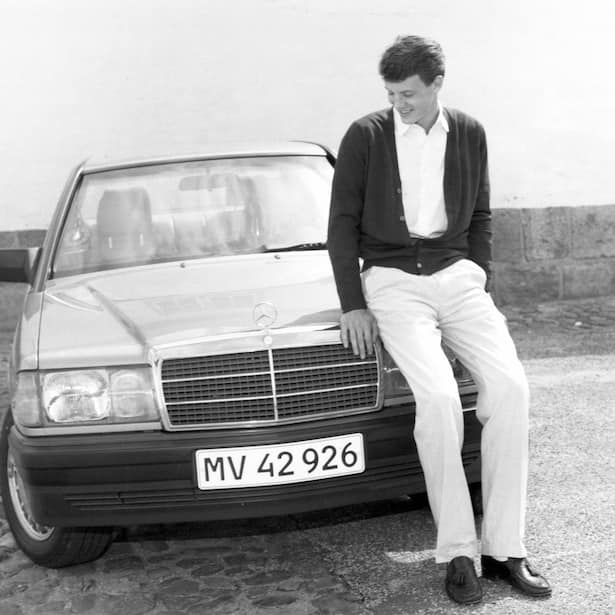Prinz Joachim (DK), am 18. Geburtstag mit dem ersten Auto, ein Mercedes Benz 190e 2, 6. Preis 600,000 DKK. 6. Juni 1987.