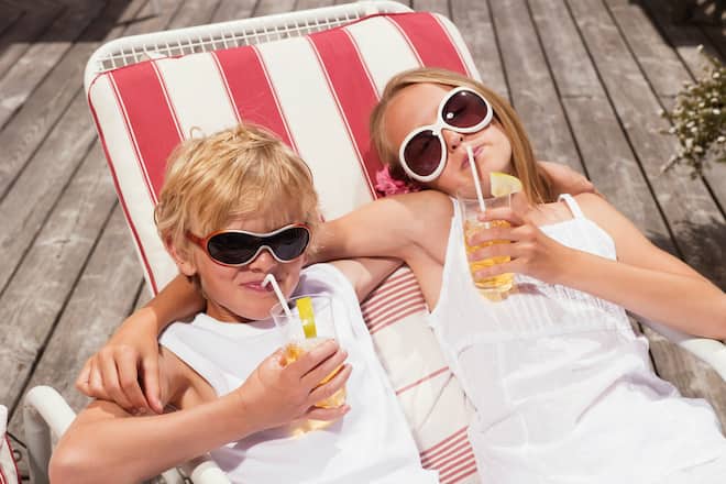 Kinder trinken Wasser