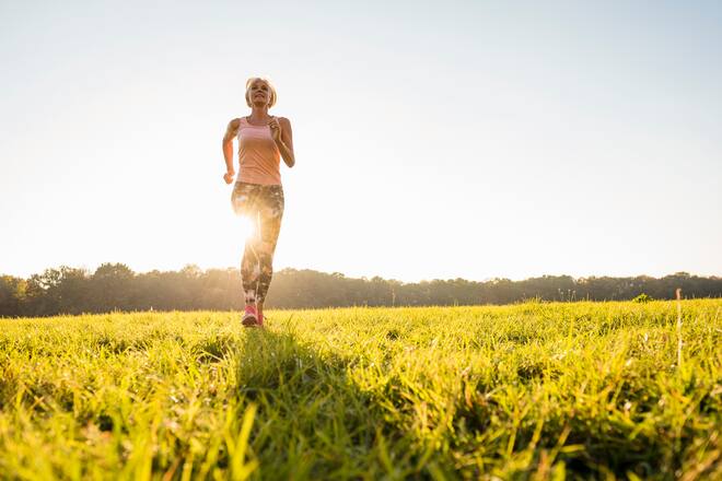 Joggerin auf einer Wiese