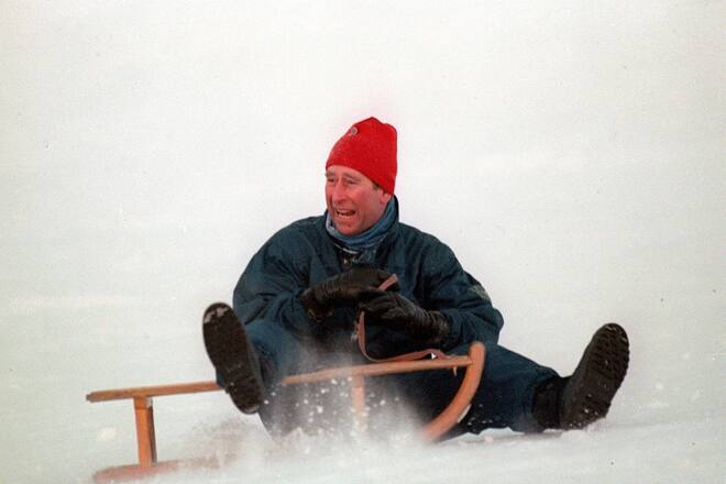 Charles, Prince of Wales, takes a tumble during a sledging race on the slopes outside his hotel in the Swiss skiing resort of Klosters, on January 6, 1995. (KEYSTONE/EPA/MARTIN KEENE)