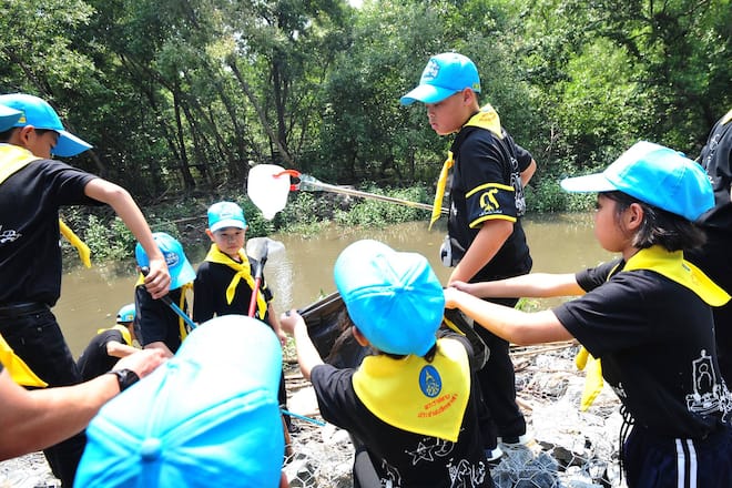 (171029) -- SAMUT PRAKAN, Oct. 29, 2017 -- Thai Prince Dipangkorn Rasmijoti (above) picks up a waste plastic bottle during an environmental volunteer activity at the Bang Pu seaside in central Thailand s Samut Prakan Province, on Oct. 29, 2017. ) (srb) THAILAND-SAMUT PRAKAN-PRINCE DIPANGKORN-VOLUNTEER RachenxSageamsak PUBLICATIONxNOTxINxCHN
