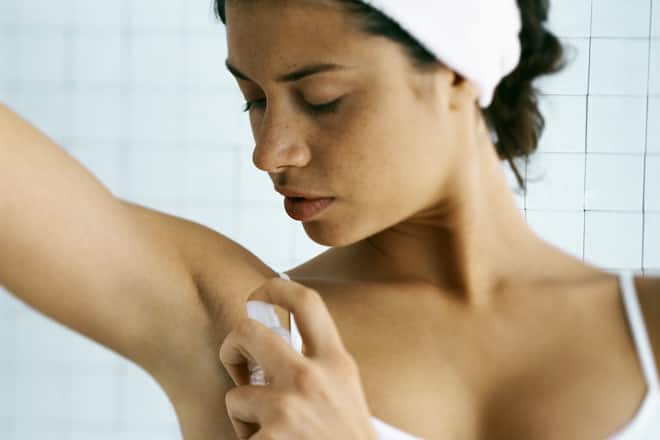 Dass es riecht, liegt an den Bakterien, die mit unserer Körperflüssigkeit reagieren. Das ist normal – aber unangenehm.