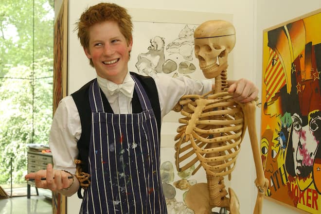 Prinz Harry (GB), Eton College's Drawing School, Eton, Uk, 8. Juni 2003---------------File photo dated 8/6/2003 of Prince Harry, the younger son of the Prince of Wales, at work, in Eton College's Drawing School. Prince Harry turns 30 on September 15.