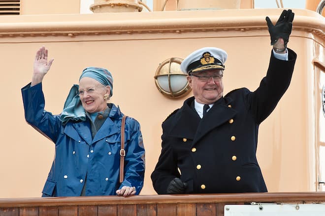 Königin Margrethe (DK), Prinzgemahl Henrik (DK), Das königliche Paar ist auf einer 14-tägigen Tour von westlichen und südlichen Grönland erreicht die Endhaltestelle Narsaq. - Hier von der Yacht Dannebrog.. - Datum: 24.07.2011 - Foto: Hanne Juul Narsaq, Grönland, 20110724, 24. Juli, 2011 *** RESTRICTIONS: No SocialMedia! ***