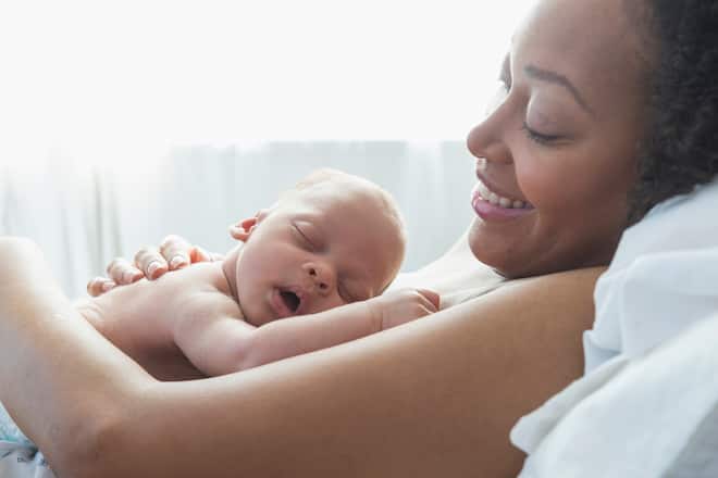 neugeborenes auf brust