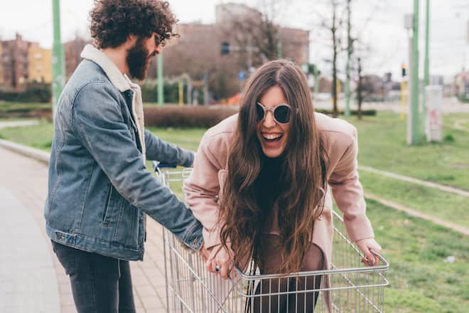 Mann Frau Einkaufswagen