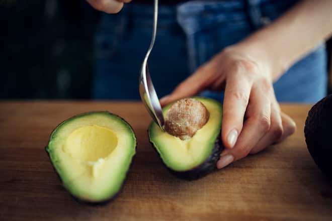 Image Toggle Actions Daran erkennt ihr die perfekte Avocado Mhmm! Im cremigen Fruchtfleisch stecken viele Vitamine und gesunde Fette!