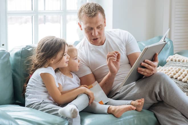 Vorlesen sorgt dafür, dass Kinder bessere Schulnoten haben und schützt die psychische Gesundheit.