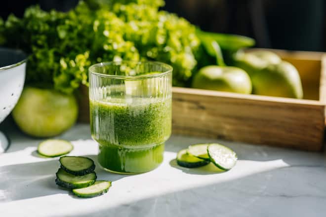Eat your greens or drink it: Ein grüner Smoothie liefert euch ganz viele wichtige Nährstoffe.