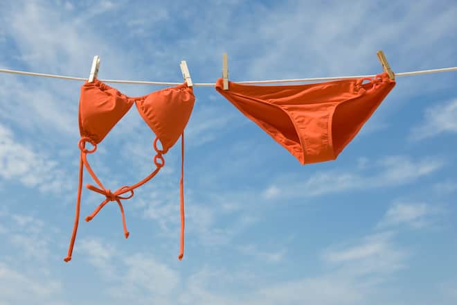 Roter Bikini an Wäscheleine