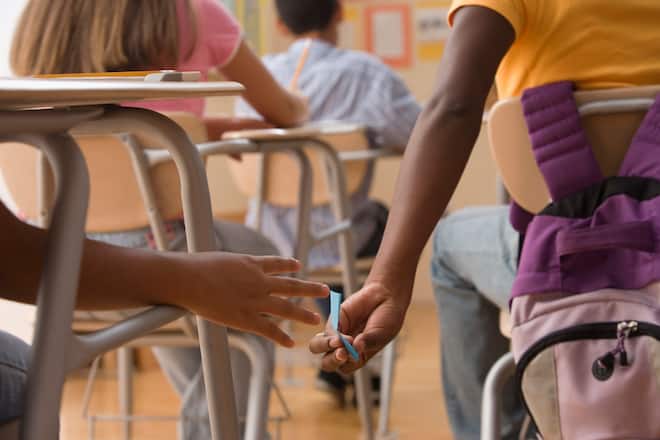 Schüler tauschen Zettel aus